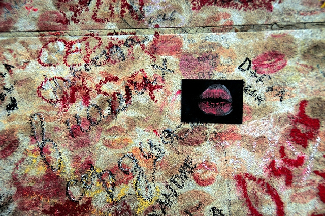 4-wanderlust and lipstick -oscar wildes tomb- flickr via faungg