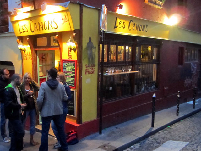 9-Bar scene, Montmartre via flickr by La Citta Vitta