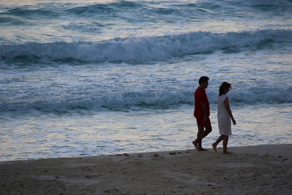 Couple on beach in Cancun by Shinya via Flickr
