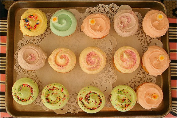 cupcakes via flickr by loop__oh